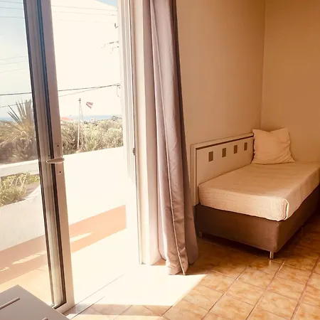 Maistrali & Restaurant מלון *